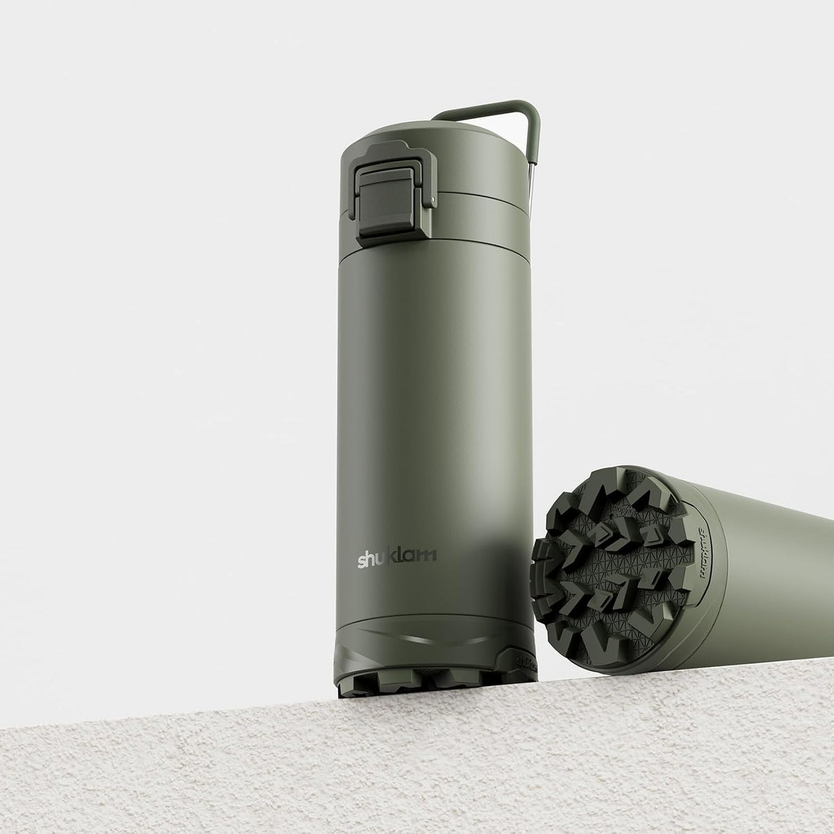Outdoor Stainless Steel Insulated Tumbler ， One-Touch Splash-Proof Lid, Scratch-Resistant Coating, Non-Slip Base, Portable Carry Handle. Keeps Drinks Hot or Cold. Ideal for Gym, Camping. 19.6oz.