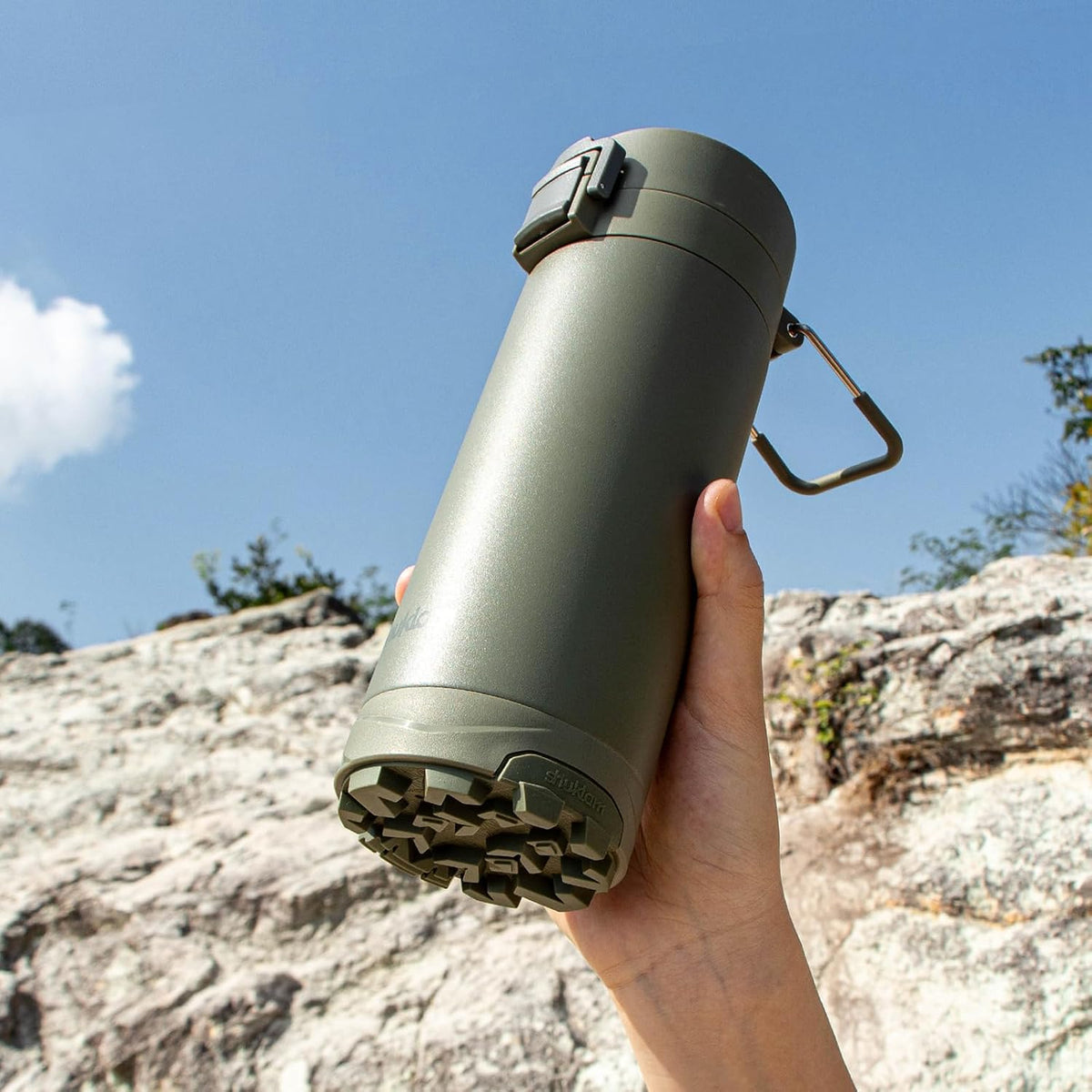 Outdoor Stainless Steel Insulated Tumbler ， One-Touch Splash-Proof Lid, Scratch-Resistant Coating, Non-Slip Base, Portable Carry Handle. Keeps Drinks Hot or Cold. Ideal for Gym, Camping. 19.6oz.