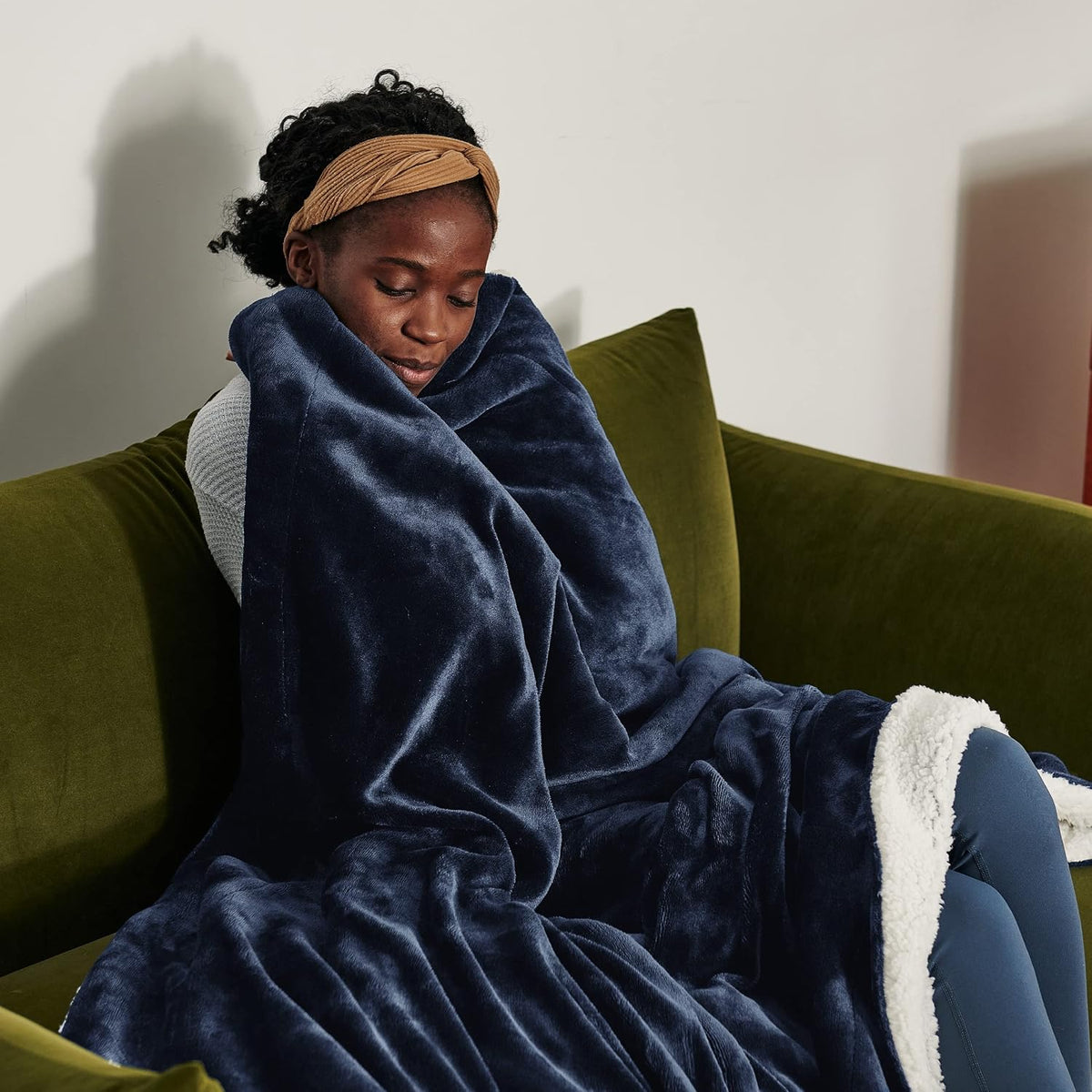 Bedsure GentleSoft Sherpa Fleece Throw Blanket for Couch, Non-Heated, Thick and Warm Throw for Women and Men, Soft Fuzzy Plush Weight Blanket for Winter, Navy, 50x60 Inches