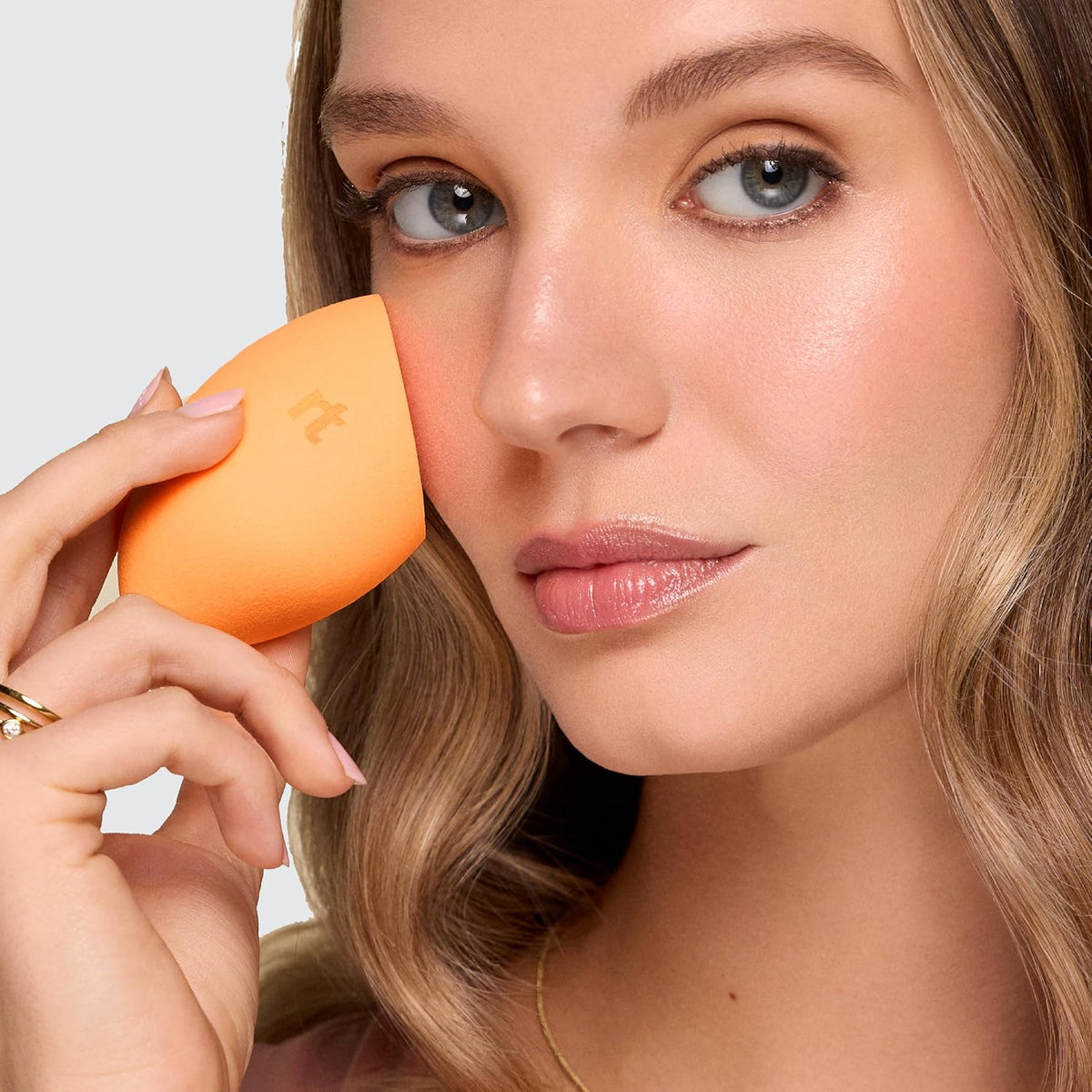 Real Techniques Miracle Complexion Sponge, 4 Pack, For Applying Liquid & Cream Foundation, Skin Tint & Concealer, Makeup Blending Sponge, Natural Finish, Latex-Free & Cruelty-Free