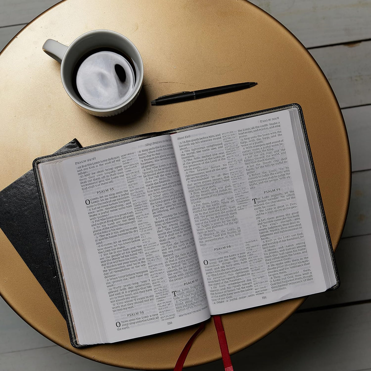 KJV Holy Bible: Giant Print with 53,000 Cross References, Deluxe Black Leathersoft, Red Letter, Comfort Print: King James Version