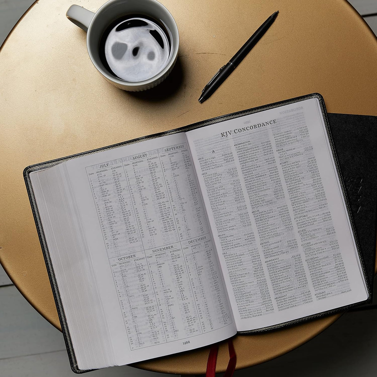 KJV Holy Bible: Giant Print with 53,000 Cross References, Deluxe Black Leathersoft, Red Letter, Comfort Print: King James Version